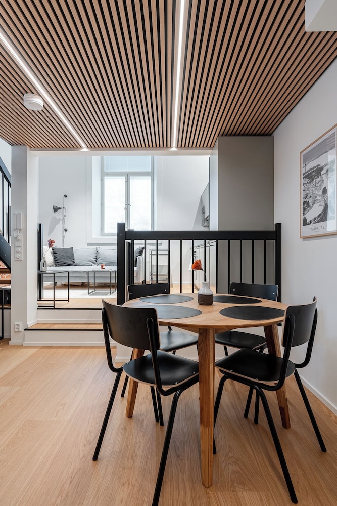 Stylish Loft next to City Center & Lake Pyhäjärvi