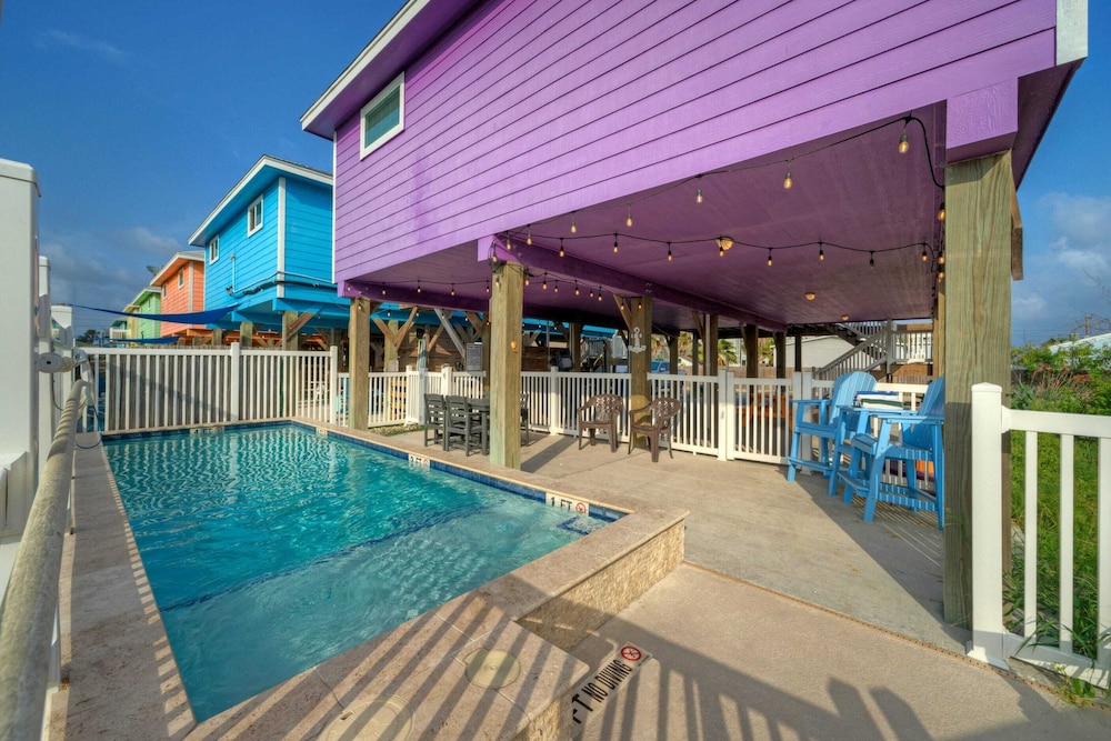 Purple Parrot by Avantstay Heated Pool, Beach Access & Central Port A Location