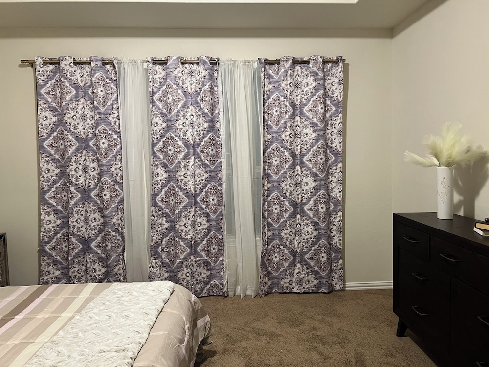 Balmoral Lakeside 5br 4ba House