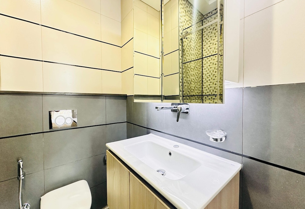 OYO HOME 1366 Standard One Bedroom Jvc