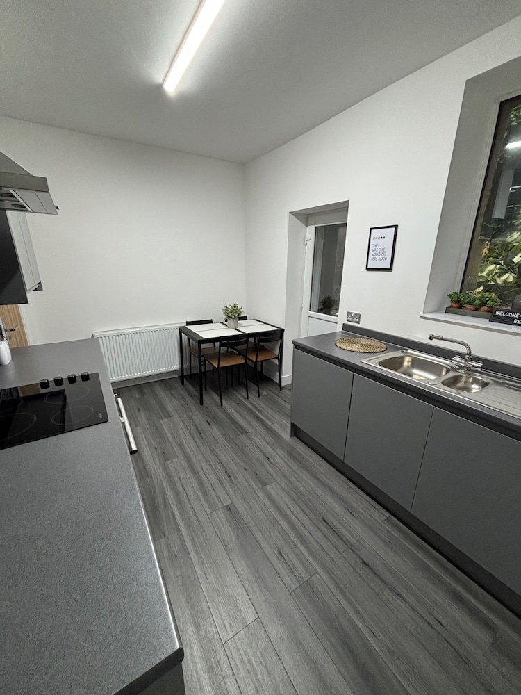 Shawforth - 2 Beds - Sleeps 4 - Street Parking