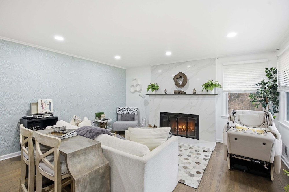 Stylish Hot Tub Retreat With Ping Pong 3 Bedroom Home