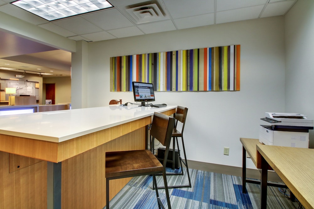 Milwaukee Vacations - Holiday Inn Express Milwaukee North Brown Deer/Mequon, an IHG Hotel - Property Image 11