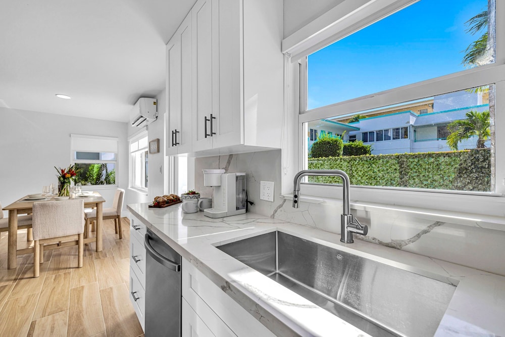 Beach Condo King Bed Lush Patio w BBQ Birch Key Five