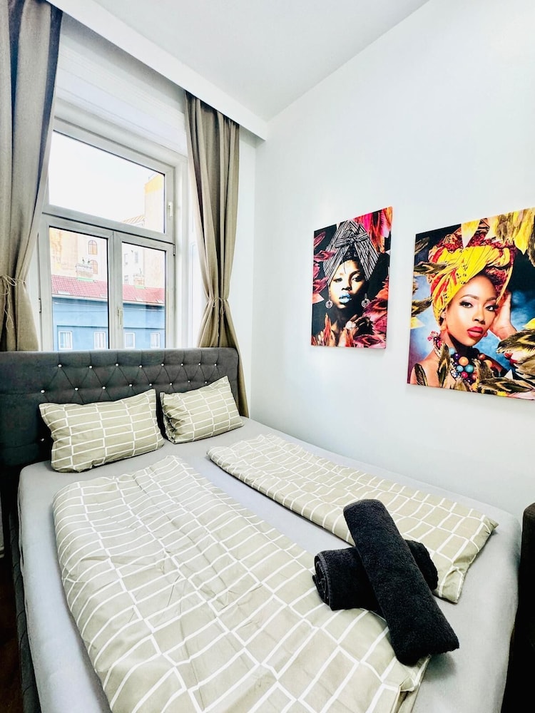 Family 9BR Apartment Near Augarten