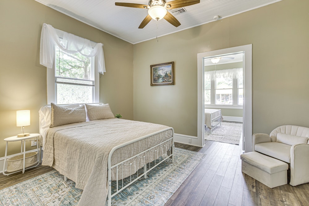 Walk to Restaurants & Shops: Dtwn Franklin Retreat