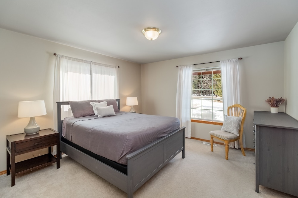 Farmhouse In Plain 2 Bedroom Home by NW Comfy Cabins by RedAwning view 2