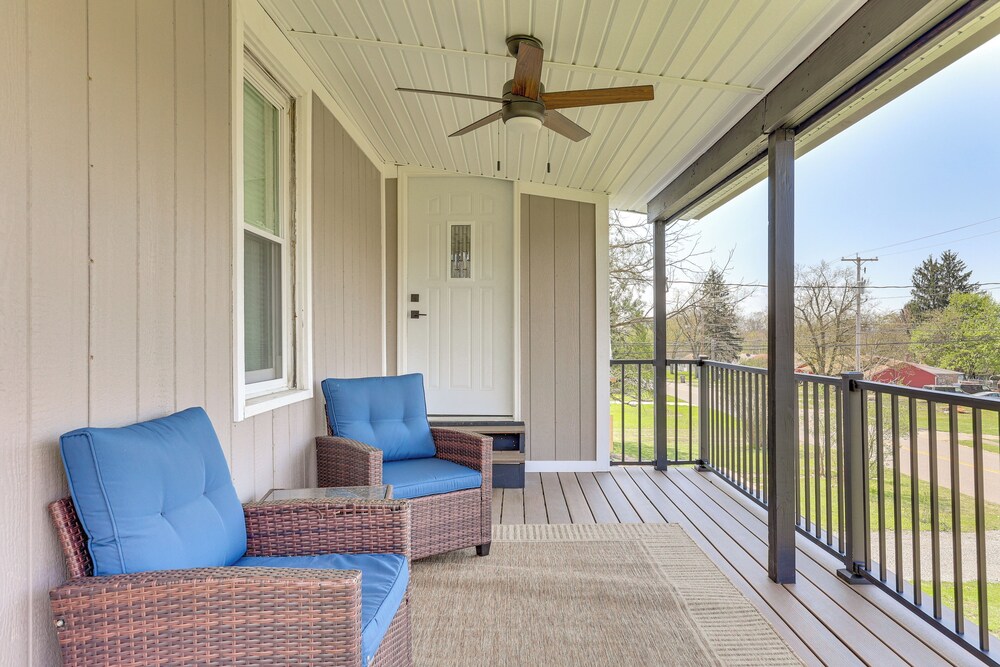 3 Mi to Dtwn: Quiet Youngstown Apt w/ Deck!