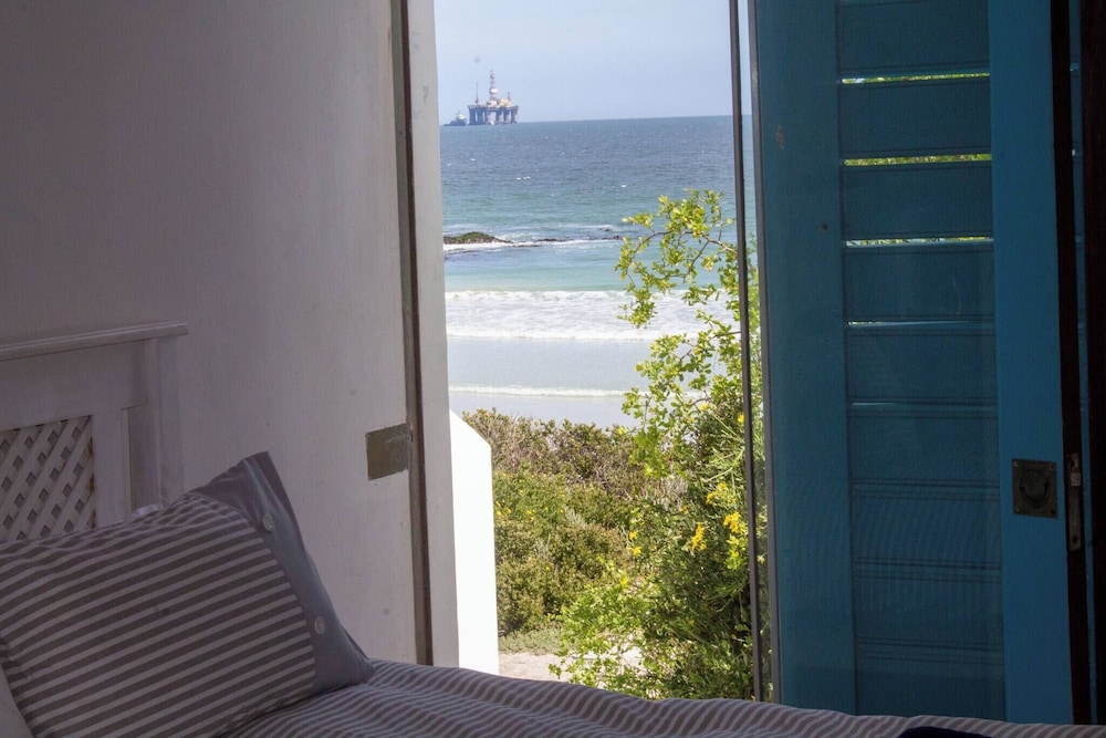 Paradys Oceanfront Submarine-style Holiday Home in Langebaan