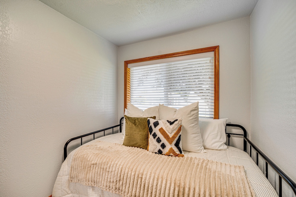 9 Mi to The Gorge: Updated Retreat w/ Yard!