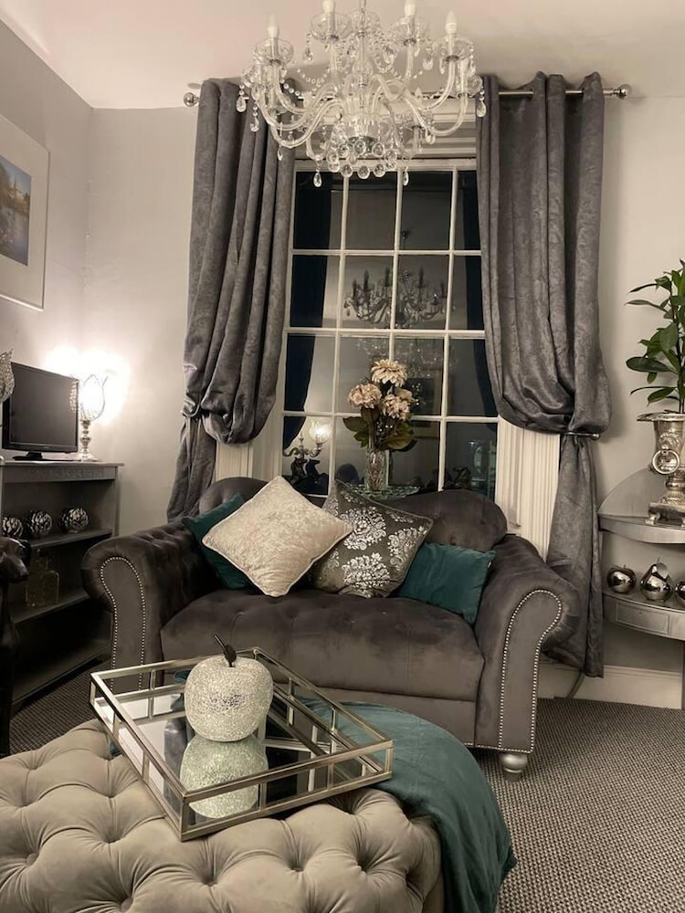 5 Bed House - Sleeps 12 - Pets - Parking view 5
