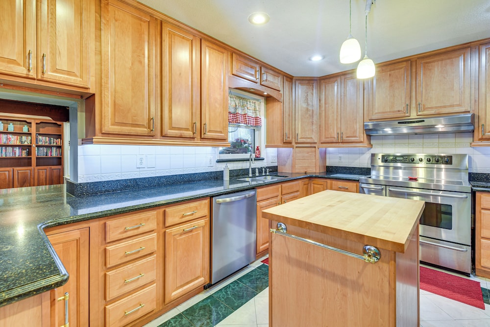 Spacious Home w/ Hot Tub in Fort Walton Beach!