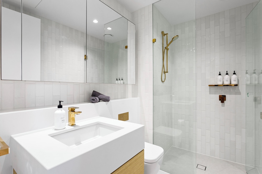 Luxuria Apartments - Collins House