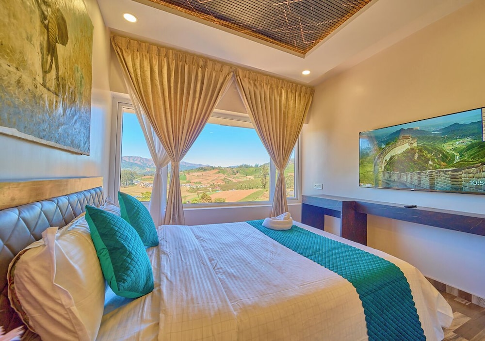 Vihani's Western Clouds by VOYE HOMES