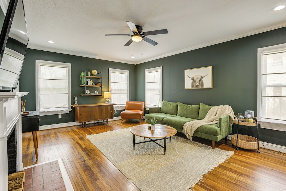Condo 2 Mi to Houston Zoo & Museum District!