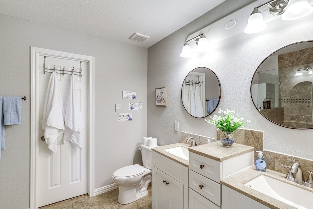 Swim & Unwind: Pet-friendly Home in Spring!
