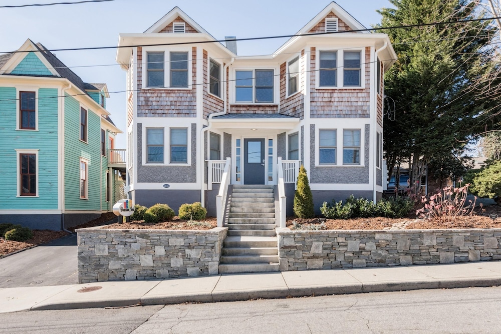 Downton Annie Apartment Three 2BD 1BA Parking