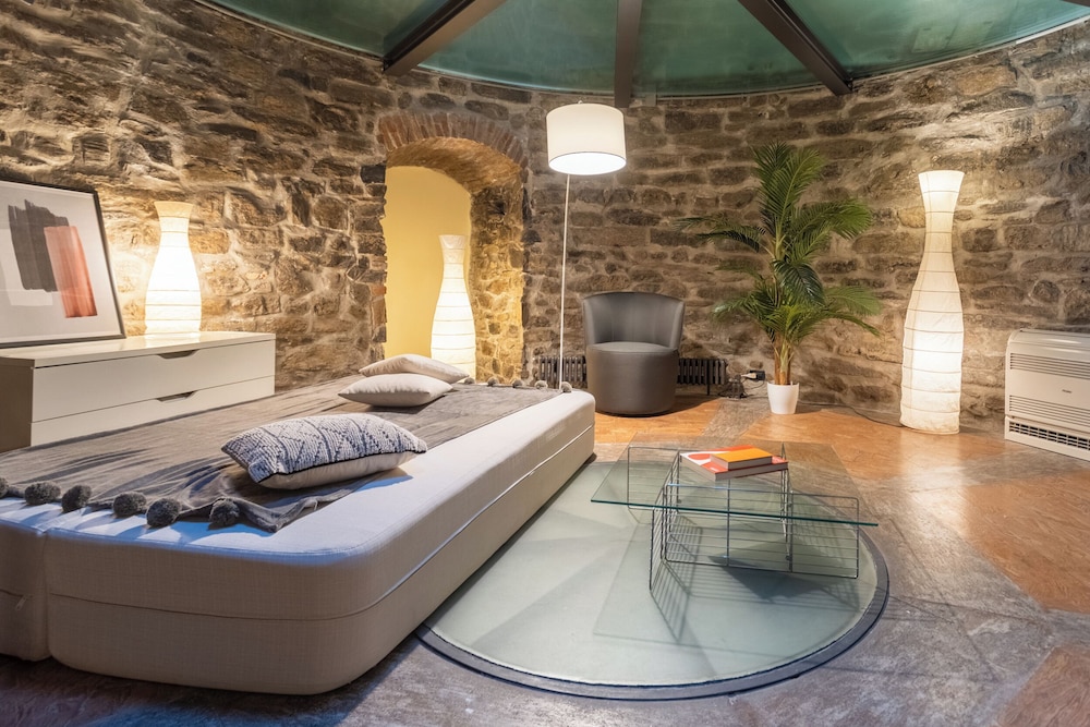 Ice Queen Chamber by Rent all Como