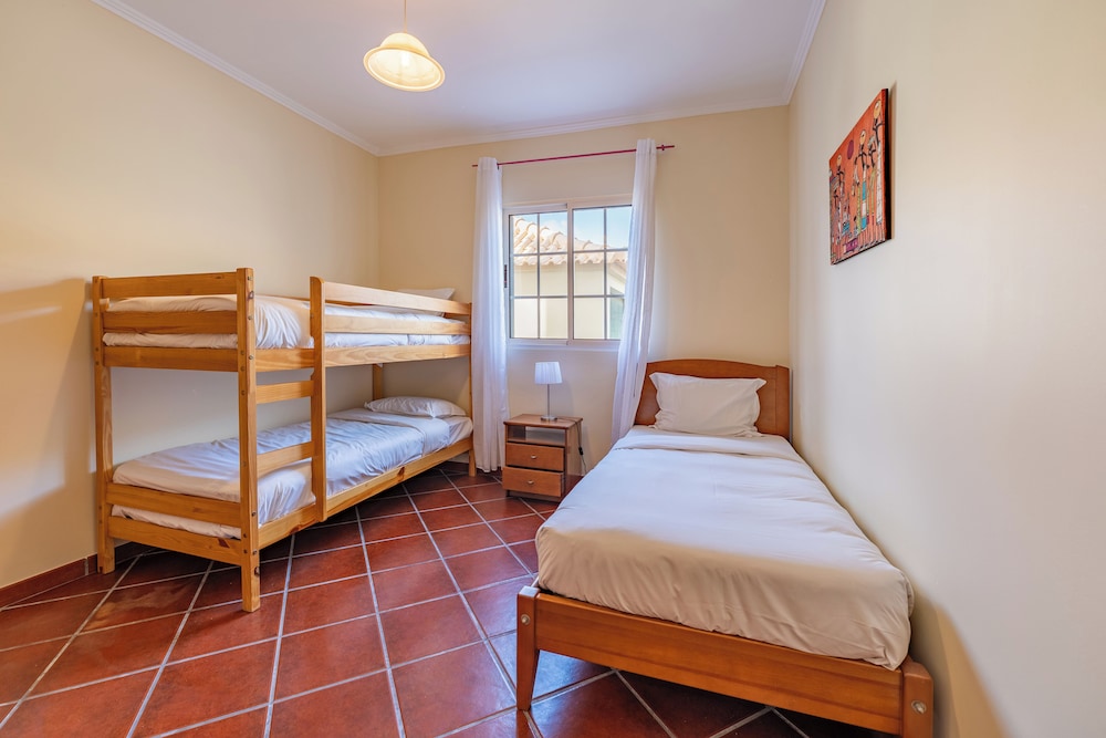 Simões Apartment by HR Madeira