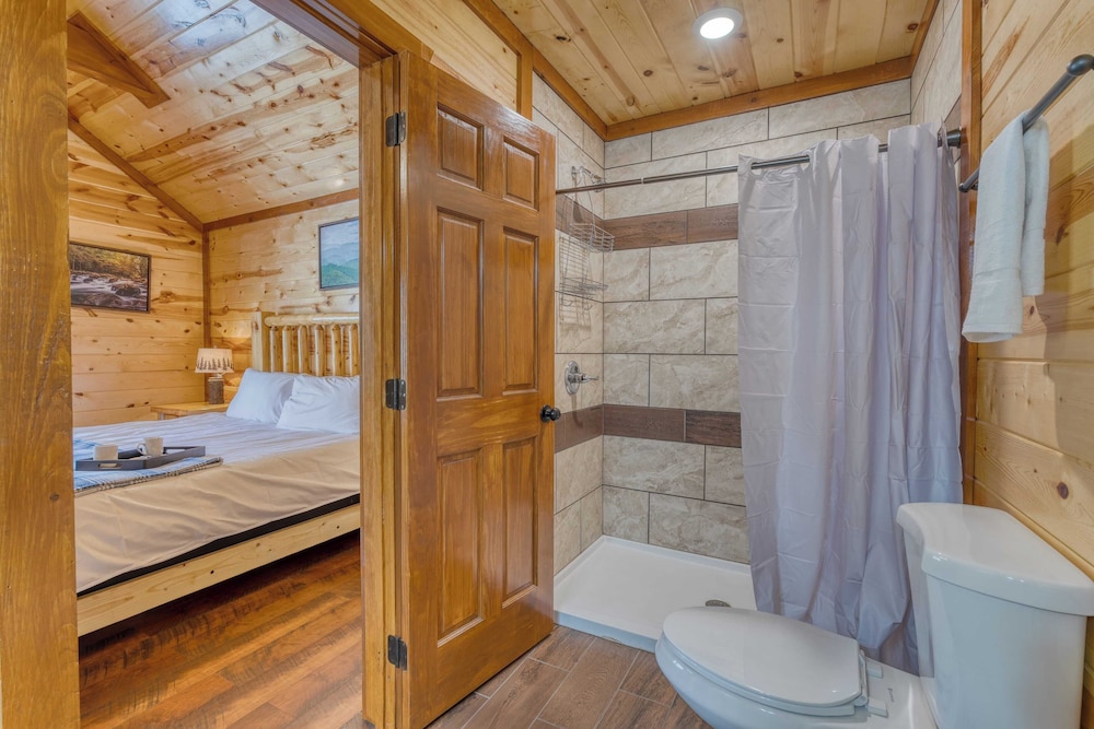 Dolly's Lodge by Avantstay Sleeps 28 - Luxe Smokies Cabin Game Room, Hot Tub, Views, Near Attractions