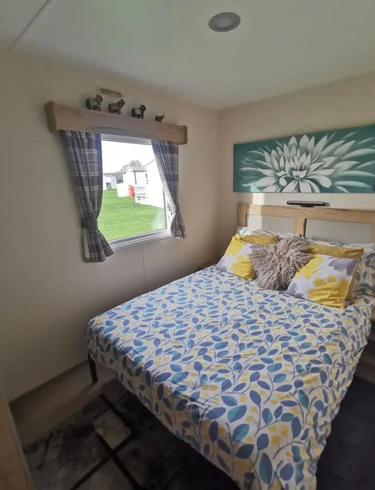 Cosy Hottub Caravan Retreat in Lincolnshire view 2