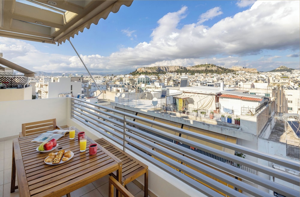 Urban Oasis with Acropolis Views by GHH
