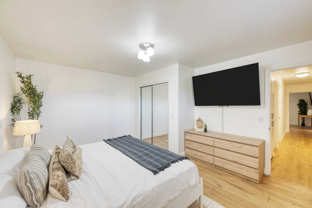 Modern Sonoma Stay w/ Spacious Deck, Views & Prime Location Bennett