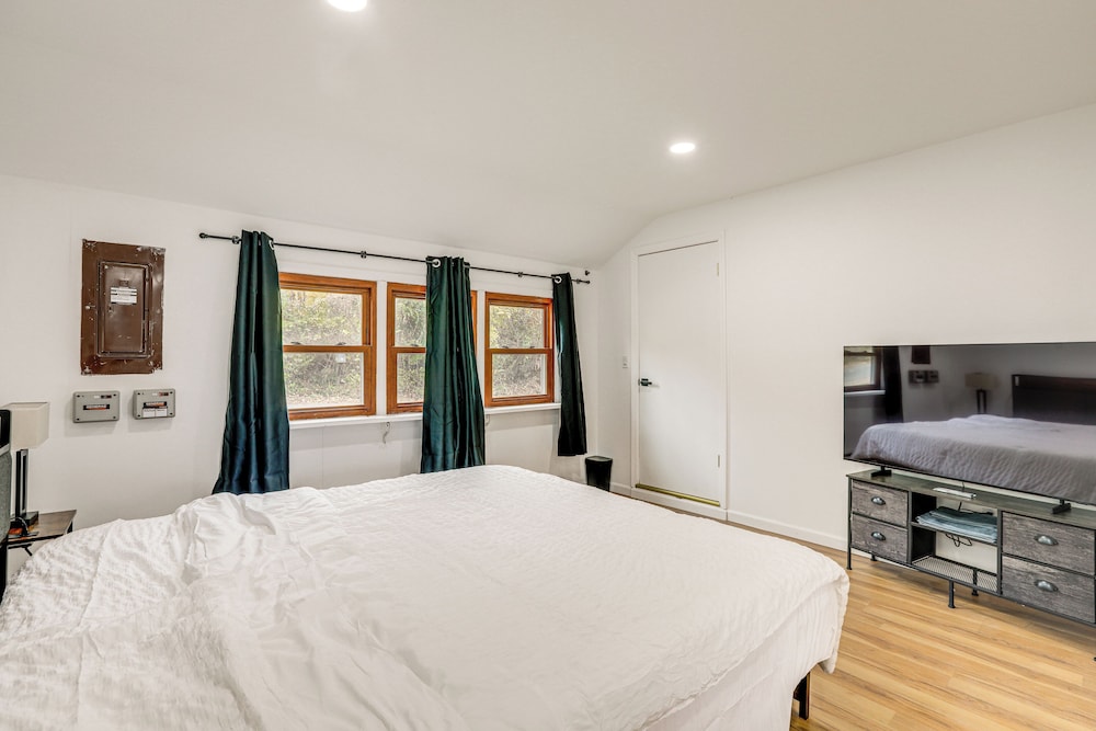 Updated Getaway w/ Sauna & Yard in Bloomsbury!