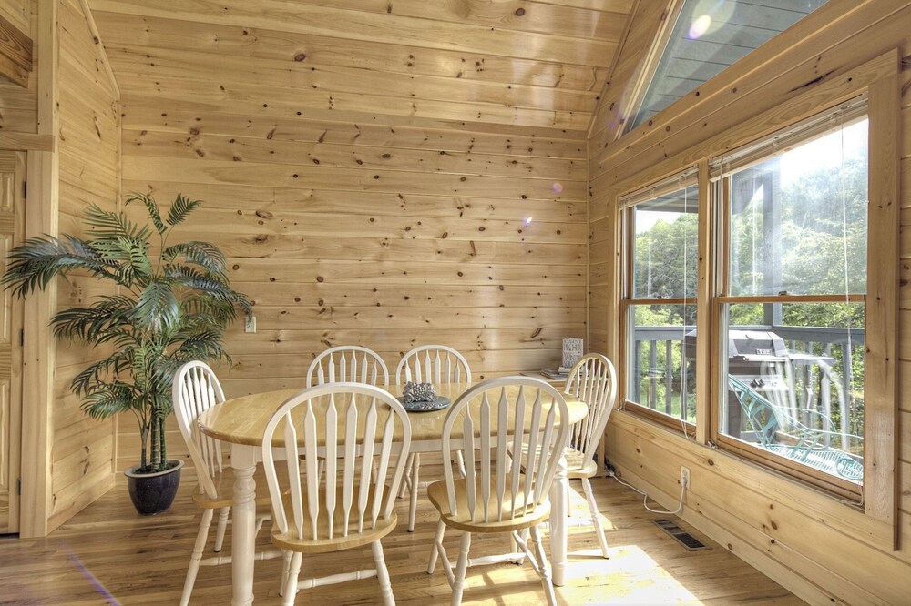 Tranquility - Quiet And Comfortable Cabin! Close To The Tanger Outlet Shopping 2 Bedroom Cabin by RedAwning view 4