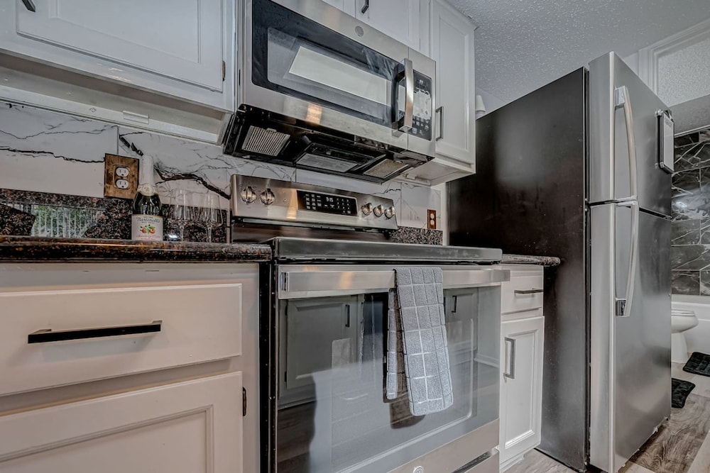 Upscale 1BR Condo in Med Center