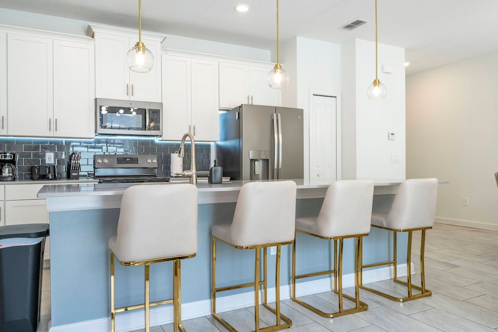 Beautiful 4 BR Close to Disney