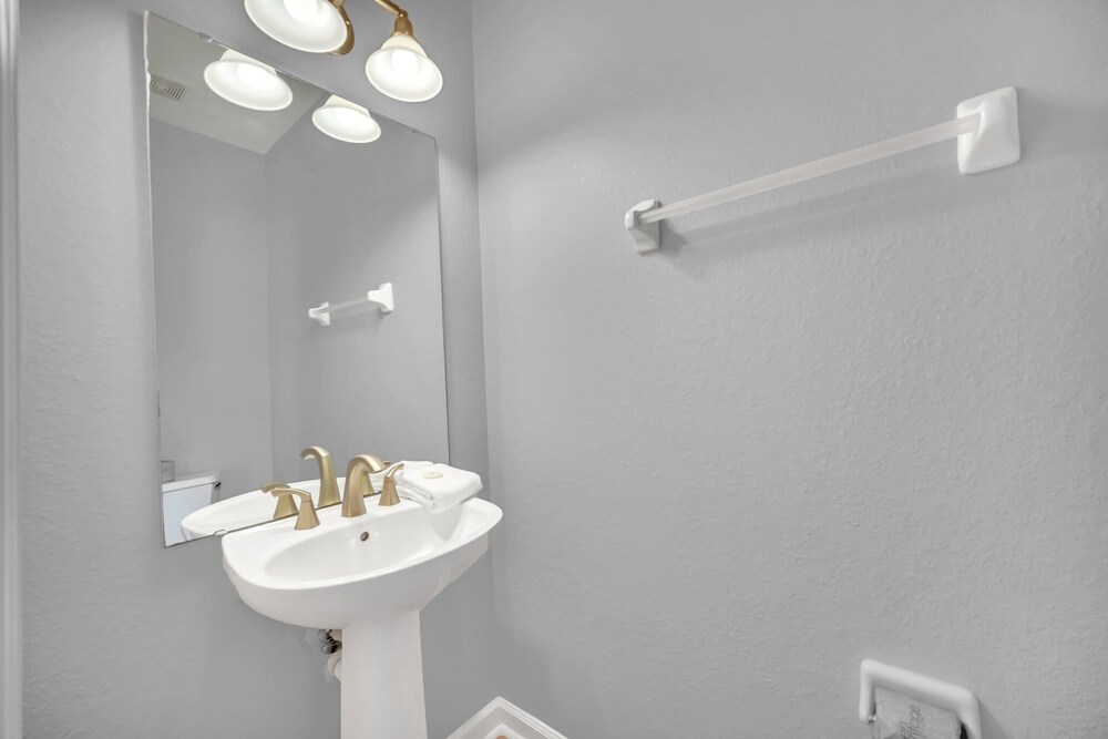 Spacious and Modern Townhome! Close to Attractions and Conventions Center! 3vc5014-10