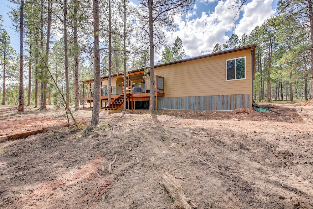 Black Hills Vacation Lodge: Deck & Fire Pit!