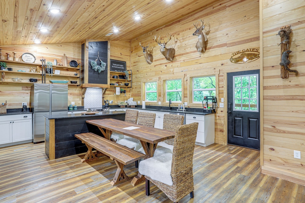 Relax on the River: Modern Mountain View Escape!