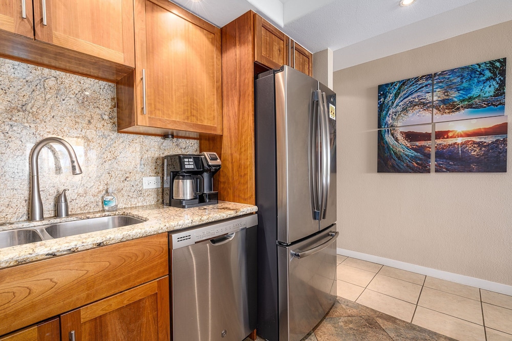 Kamaole Sands 5-303 - Contemporary, Ocean Views, Prime Courtyard Location, AC