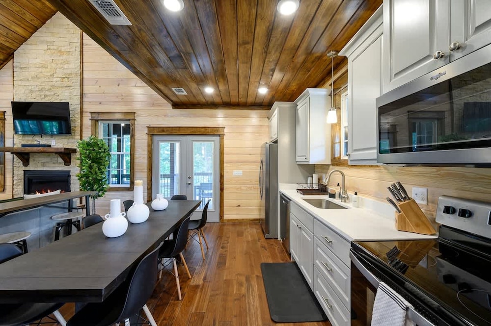 Family-friendly Broken Bow Cabin w spa Game Room
