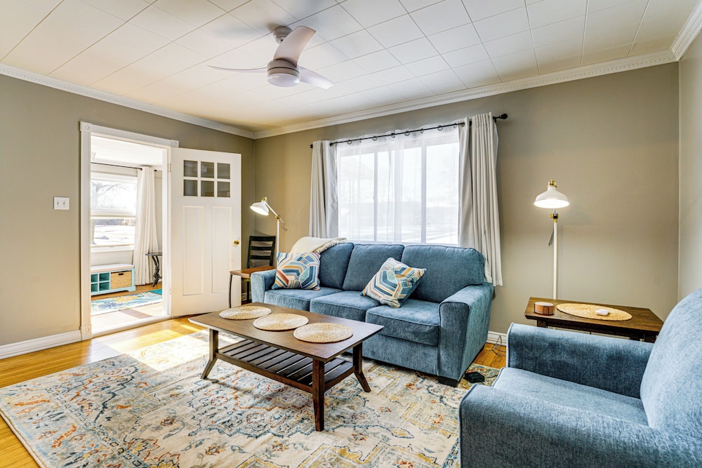< 1 Mi to Dtwn Clawson! Family Retreat w/ Yard