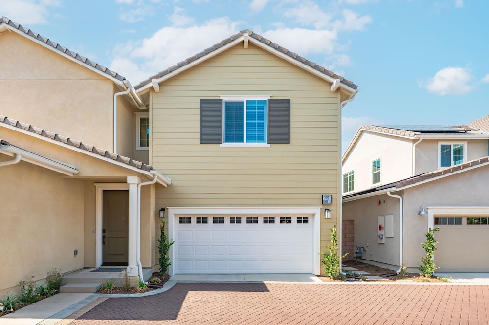 Spacious 5BR Getaway w Game Room Modern Comfort