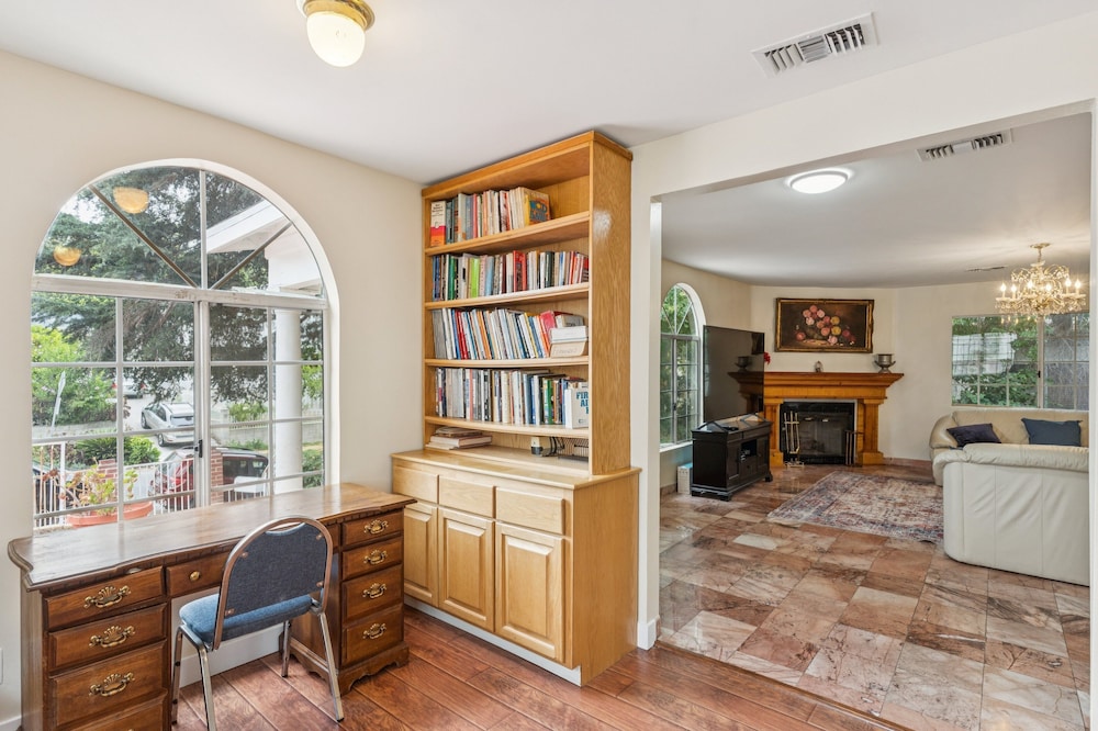 Russell House Near Hollywood & Griffith Park 3 Bedroom Home