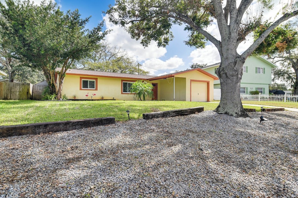 Outdoor Oasis, 4 Mi to Beach: Largo Family Escape!