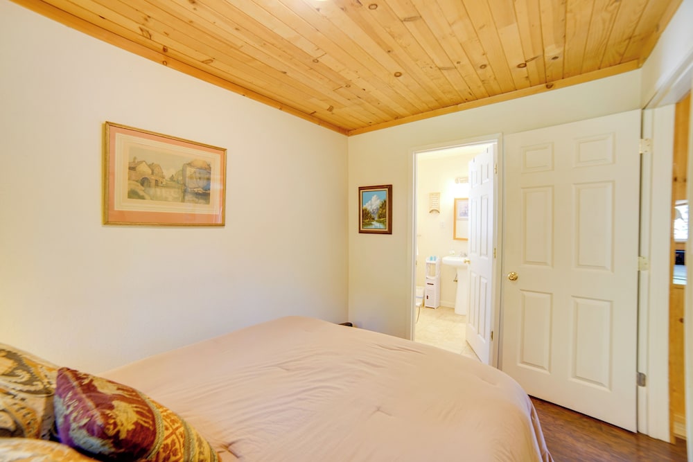 Golf & Hike: Cobb Mountain Cabin in Scenic Forest!