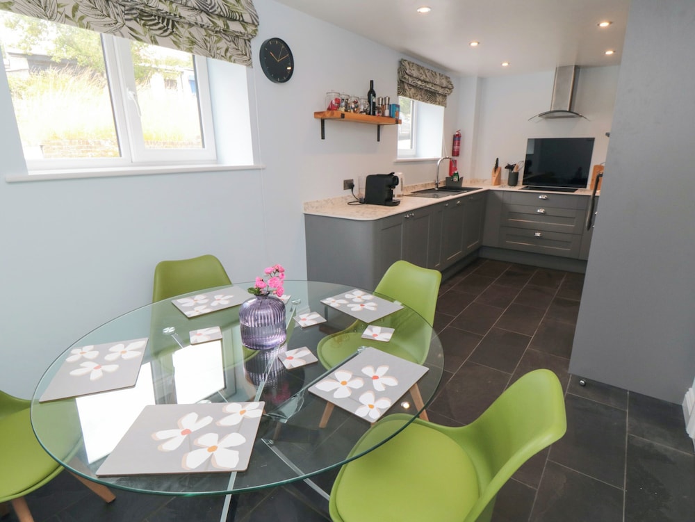 2 Staveley Cottages