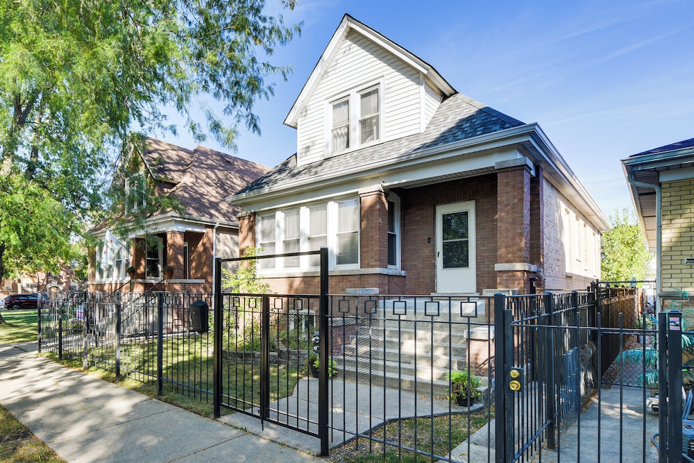 2 Mi to Logan Square: Pet-friendly Unit w/ Yard!