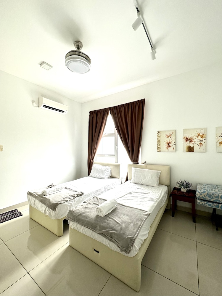 Lux Desaru Villa