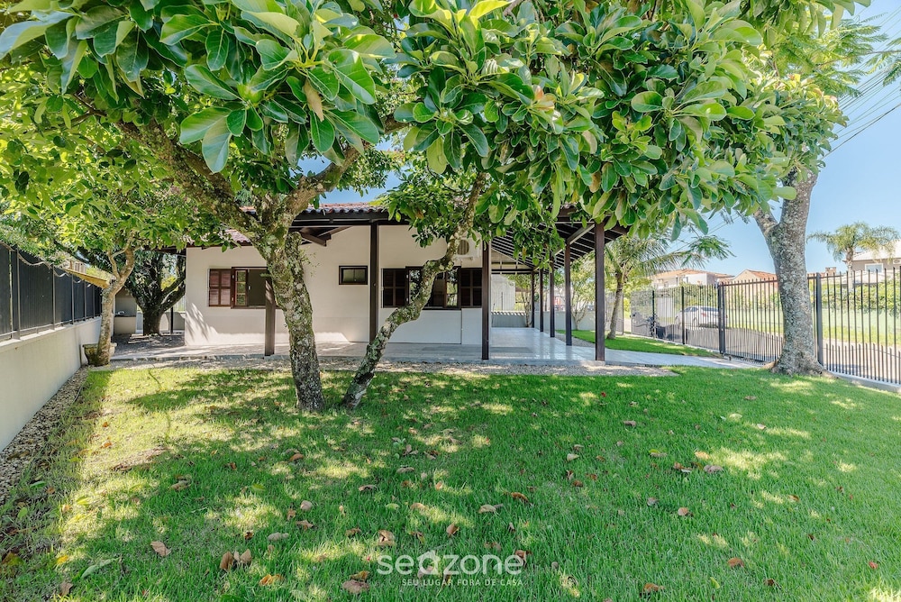 3BR Home w/ BBQ 140m From the Beach Rae0126