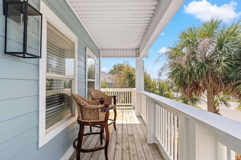 Beach House Spacious 4BR Retreat With Gulf Views & Observation Deck!