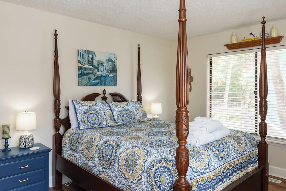 Charming 3-bed, 2-bath Home With Wonderful Views of the Golf Course