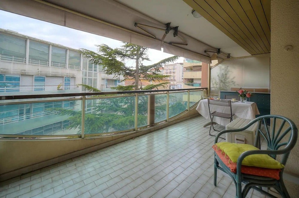 One Bed Apt in the Center of Cannes - 2198