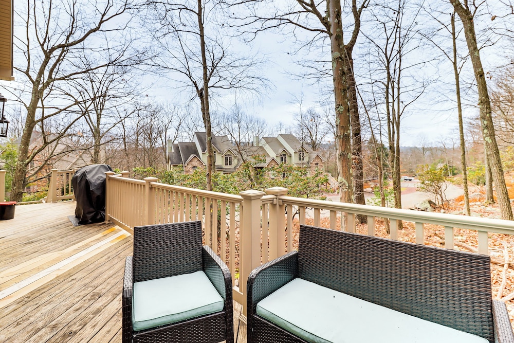 Boulder Lake Access: Townhome w/ Deck!