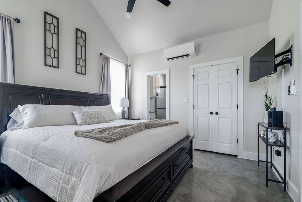Pet Friendly W/hot-tub-six Minutes to Downtown!